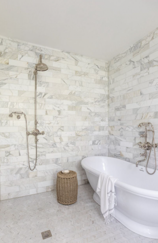 Dinding kamar mandi dengan ubin marmer alami